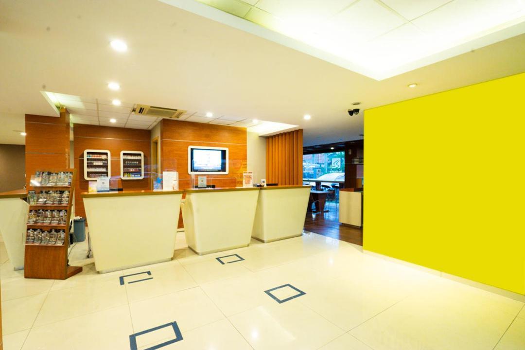 Life Hotel Stasiun Kota Surabaya Exterior foto
