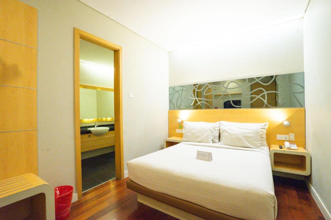 Life Hotel Stasiun Kota Surabaya Zimmer foto